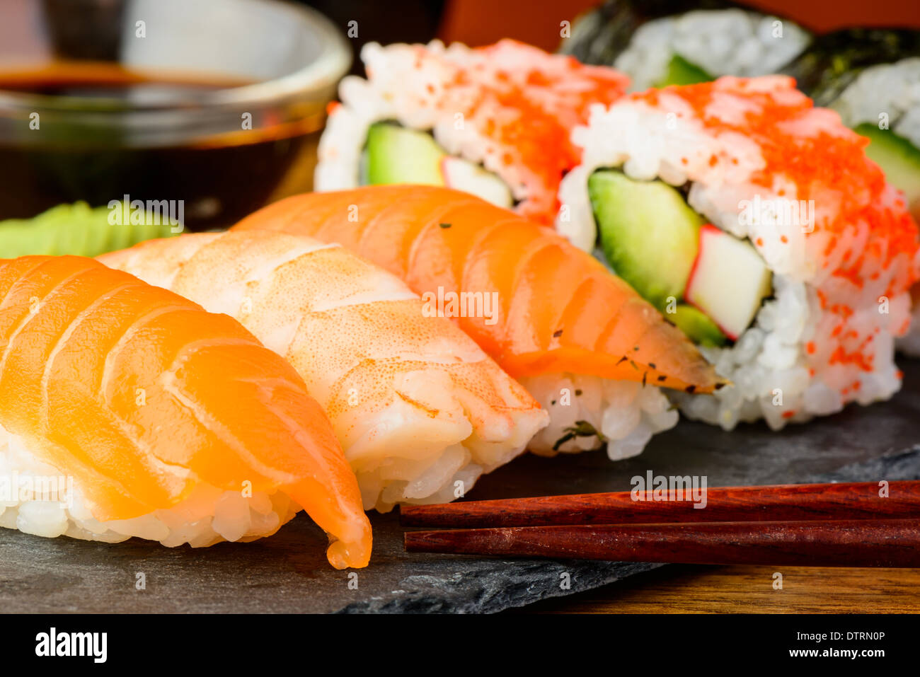 Closeup detalle de palillos y placa de sushi mixto Foto de stock
