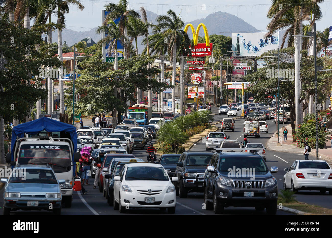 Tráfico pesado en Carretera Masaya, Managua, Nicaragua Foto de stock