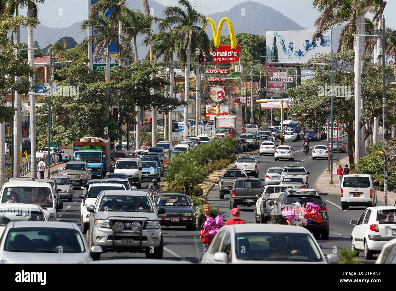 Tráfico pesado en Carretera Masaya, Managua, Nicaragua Foto de stock
