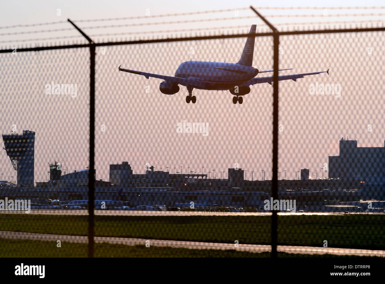 Los viajes aéreos en el Aeropuerto Internacional de Filadelfia en Filadelfia, Pensilvania. Foto de stock