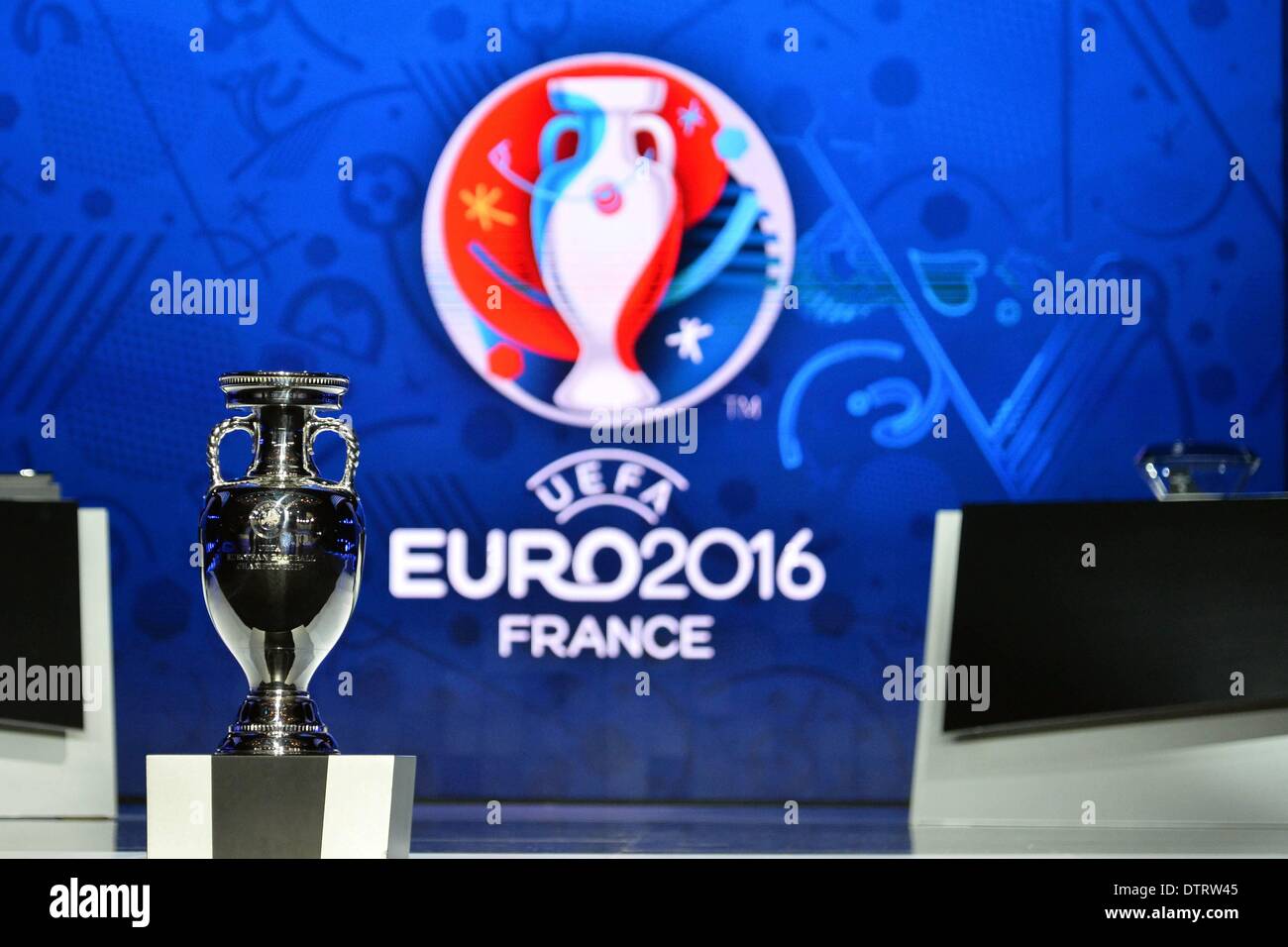 Niza, Francia. 23 Feb, 2013. Dibujo de la UEFA fo la UEFA EURO 2016 campeonatos. El trofeo del campeonato en la pantalla Crédito: Además de los deportes de acción/Alamy Live News Foto de stock