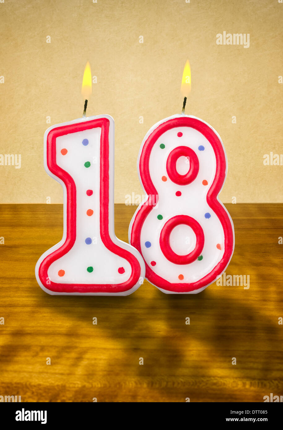 Dieciocho años de aniversario, 18 número de velas de cumpleaños