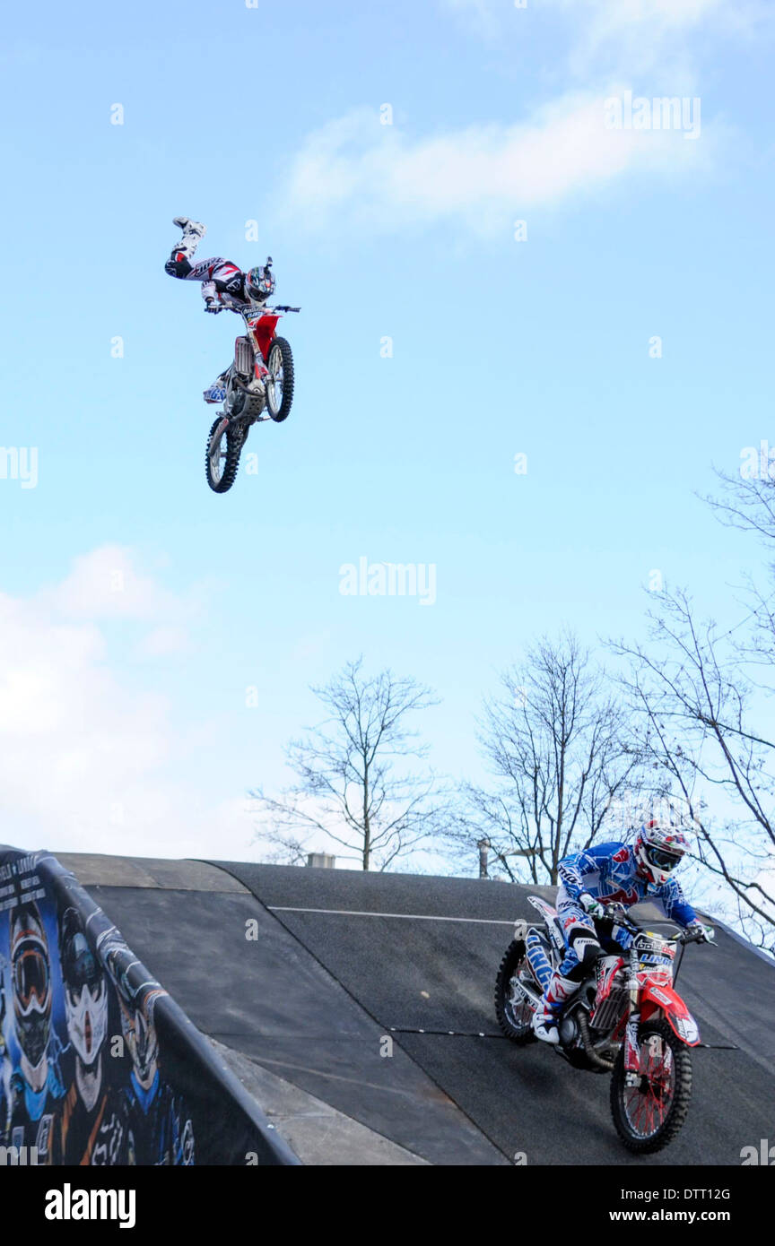 Un equipo de acrobacias de moto cross de estilo libre fotografías e  imágenes de alta resolución - Alamy