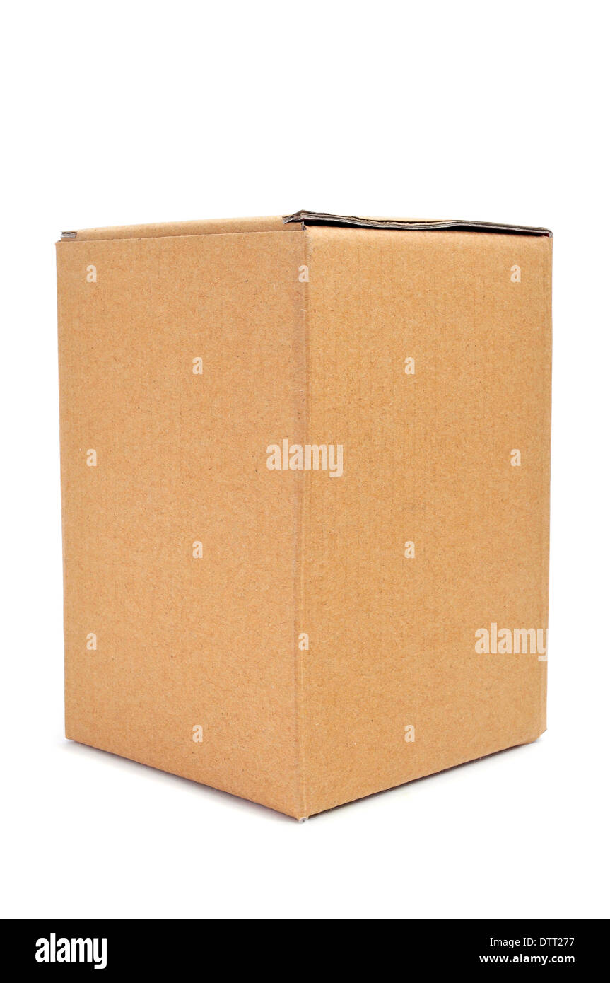 Una caja de cartón sobre un fondo blanco. Foto de stock
