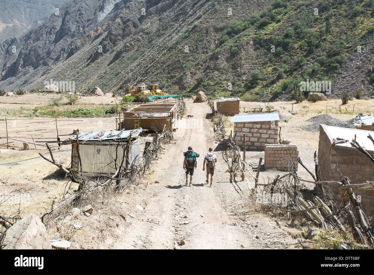 Trekking dentro del cañón de Colca en Perú, Cabanaconde, día seco de polvo y arena , 2 personas caminando en una aldea fantasma , Perú Foto de stock
