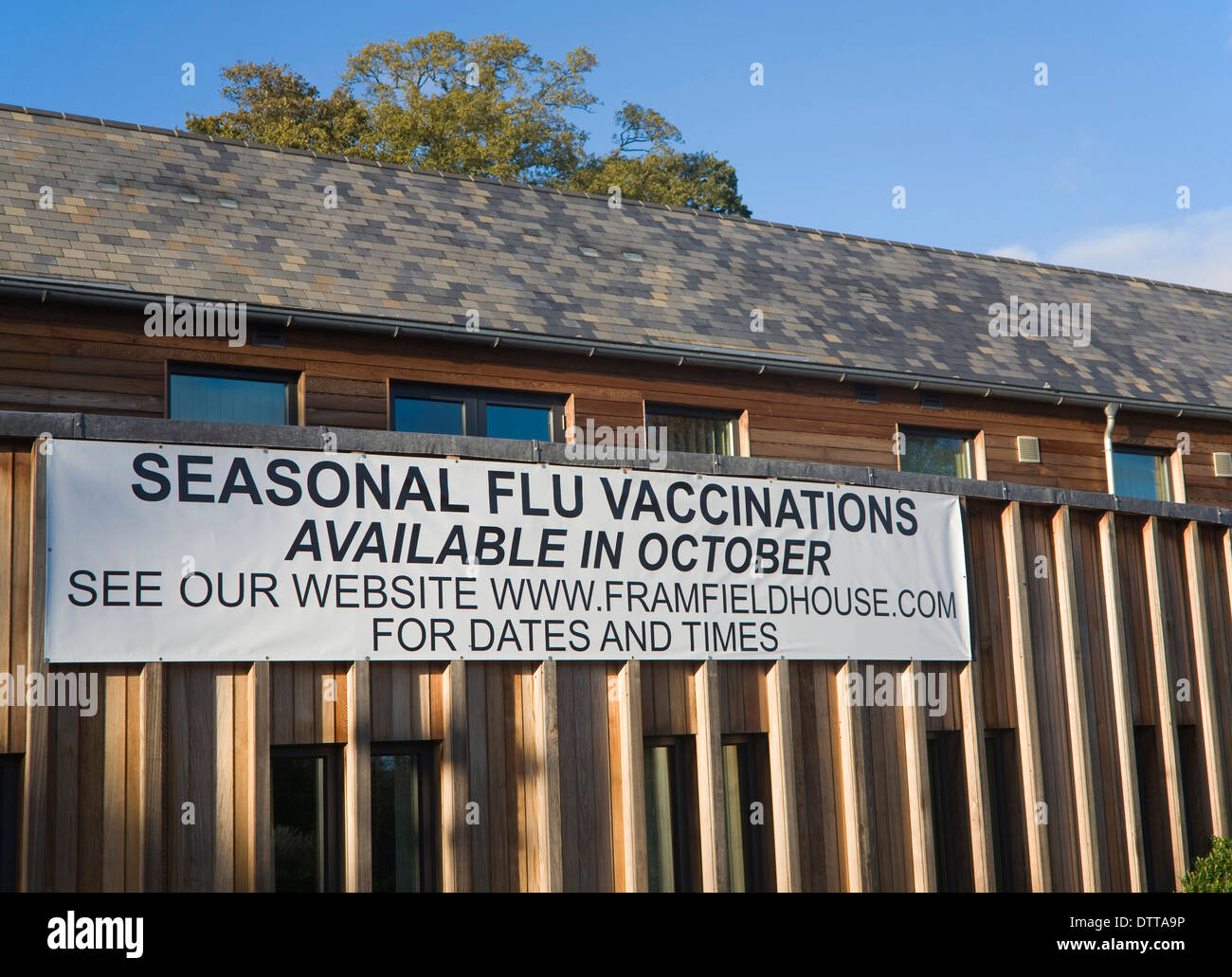 Las vacunas contra la gripe estacional disponibles cartel cartel en el centro de salud de Framfield, Woodbridge, Suffolk, Inglaterra Foto de stock