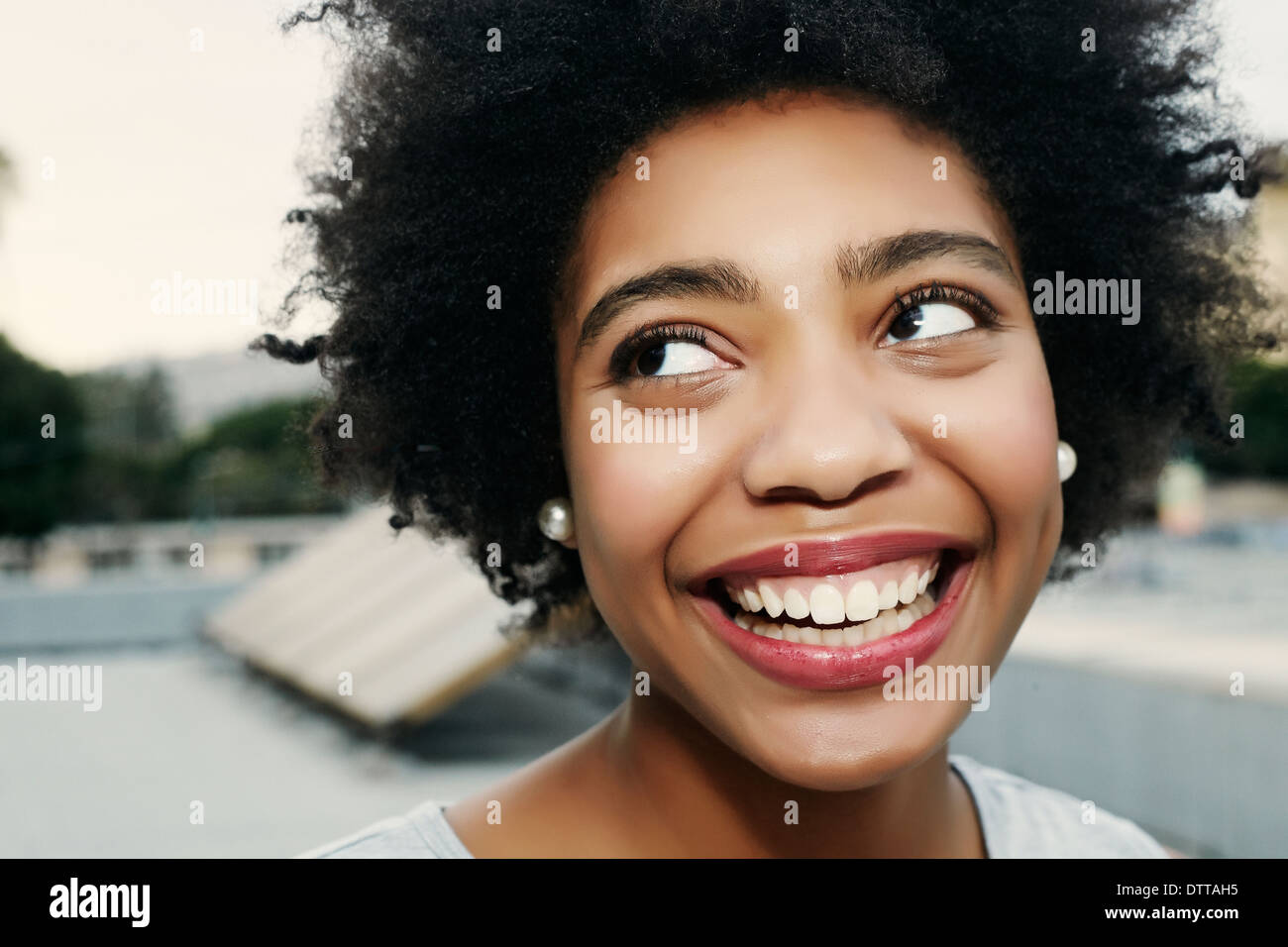 Raza mixta mujer sonriendo Foto de stock