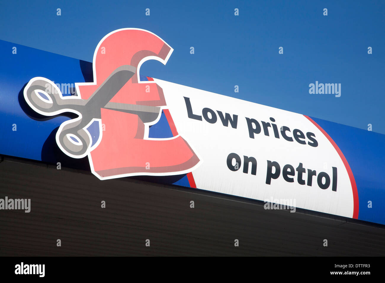 Tesco anuncio para los bajos precios de la gasolina, REINO UNIDO Foto de stock