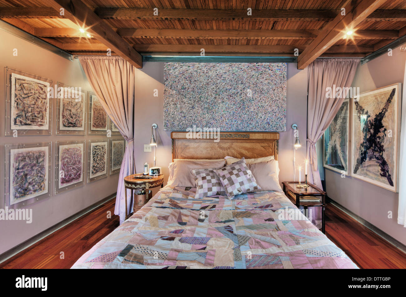 Cama Y Arte Colgadas En Las Paredes De La Habitacion Foto Imagen