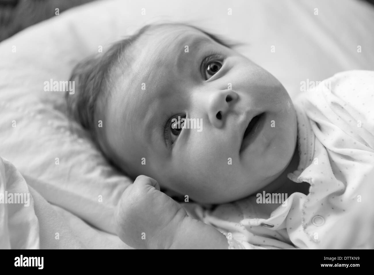 Baby Boy caucásica sentar sobre una manta Foto de stock