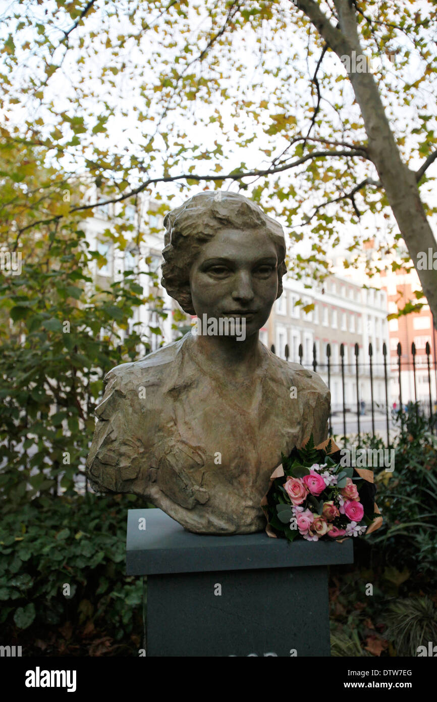 Una vista general de la nueva estatua de Noor Inayat Khan en Gordon Square Gardens en Londres, Inglaterra, 09 de noviembre de 2012. Foto de stock