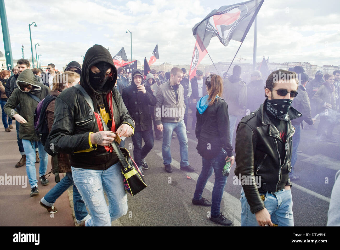 Lyon, Francia. 22 Feb, 2014. antifascista y militantes anarquistas que protestaban contra las agresiones de extrema derecha en Lyon © Benjamin Lardet/NurPhoto/ZUMAPRESS.com/Alamy Live News Foto de stock