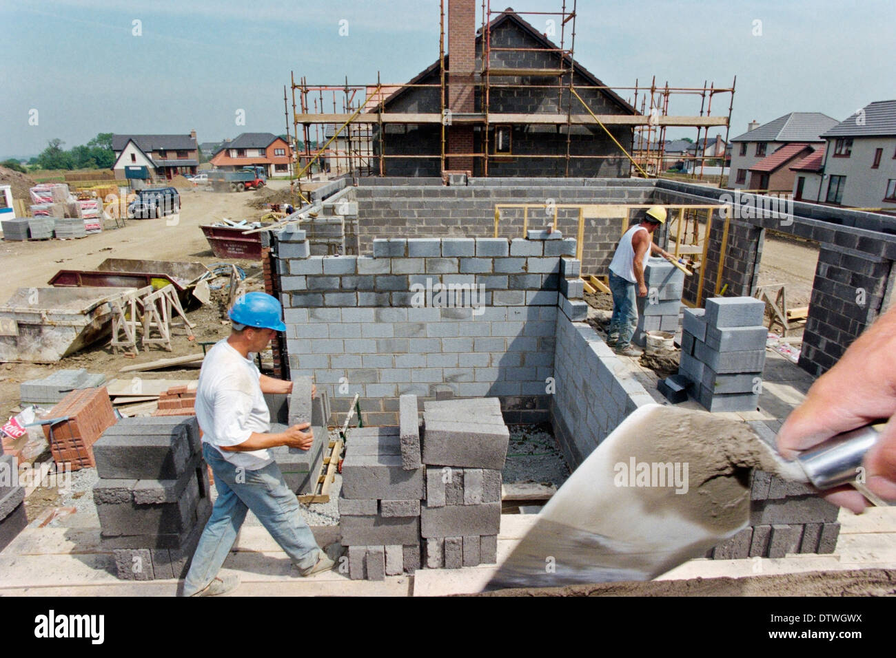 Los albañiles trabajar en la construcción de una nueva casa Fotografía de  stock - Alamy
