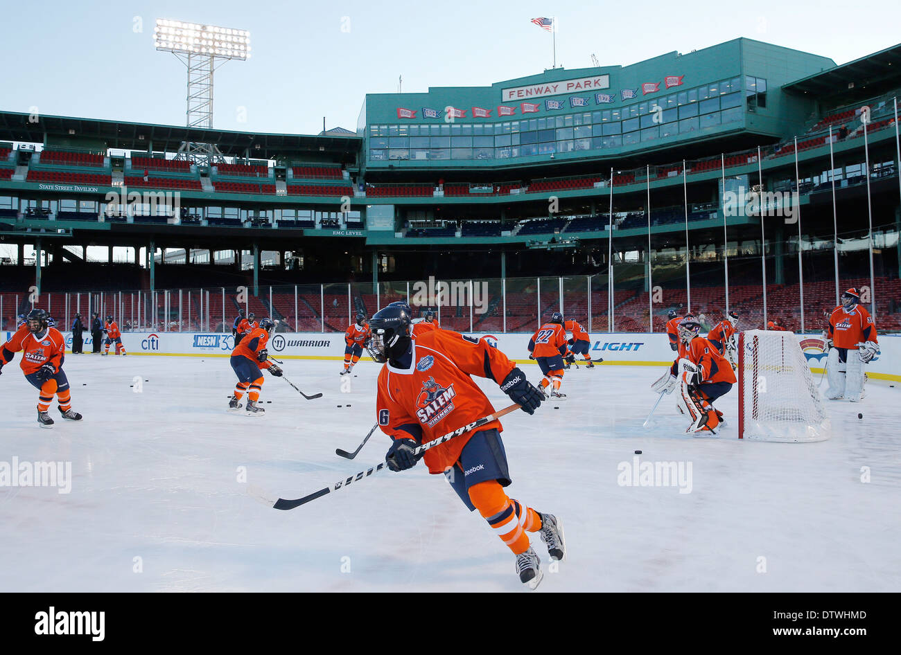 College hockey en Fenway Park en Boston, Massachusetts Foto de stock