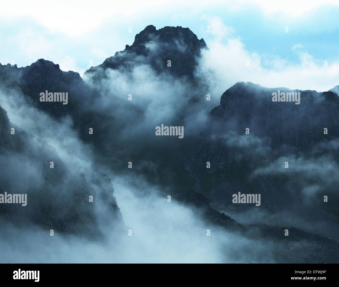 Montañas Nubladas Foto de stock