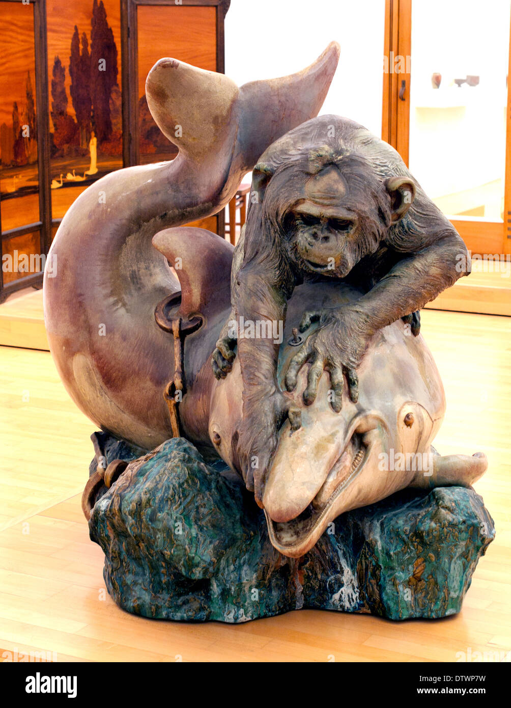 El mono y el delfín o cónsul divertido 1903 Jean Désiré Ringel d'Illzach (1849-1916) fue un escultor francés Foto de stock