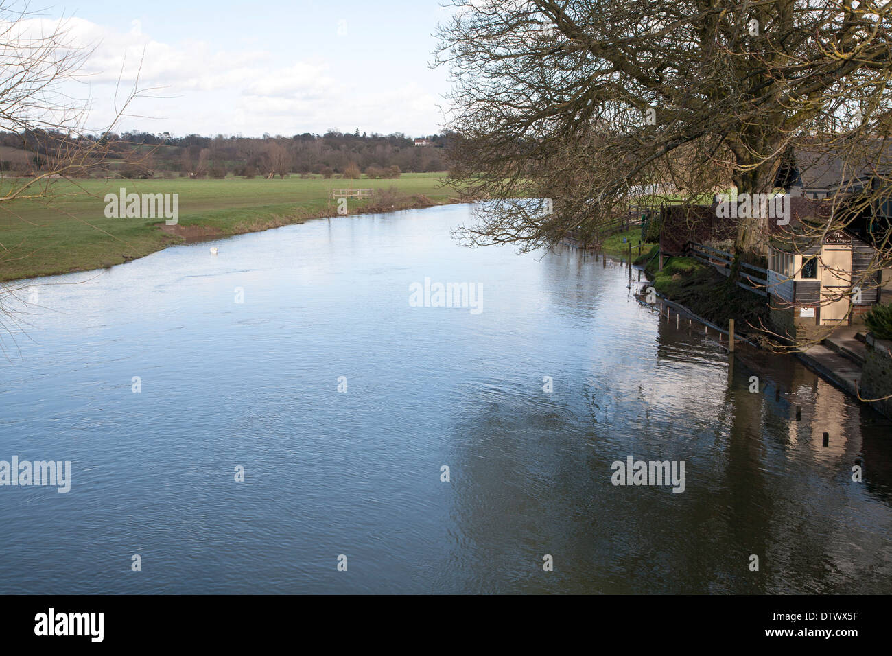 Río Stour paisaje de Dedham Vale, Essex, Inglaterra Foto de stock
