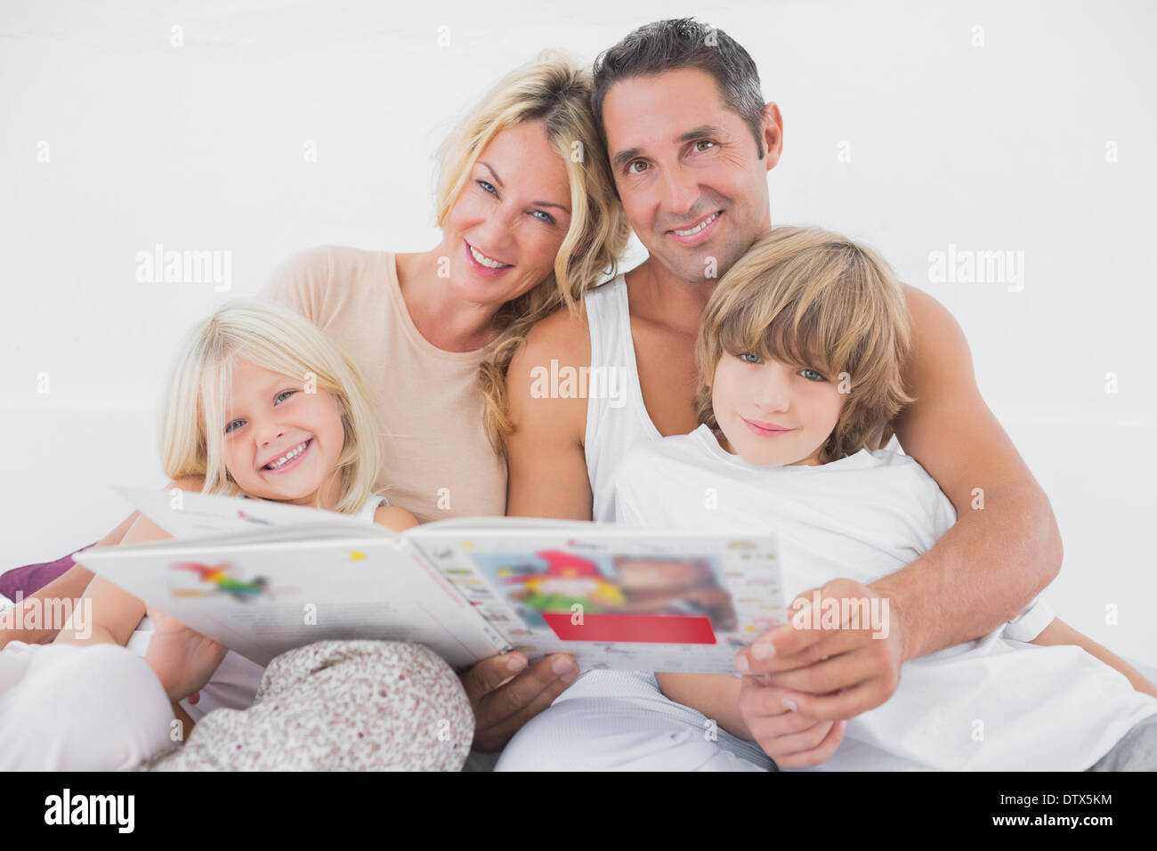 Familia Feliz leyendo un cuento juntos Fotografía de stock Alamy