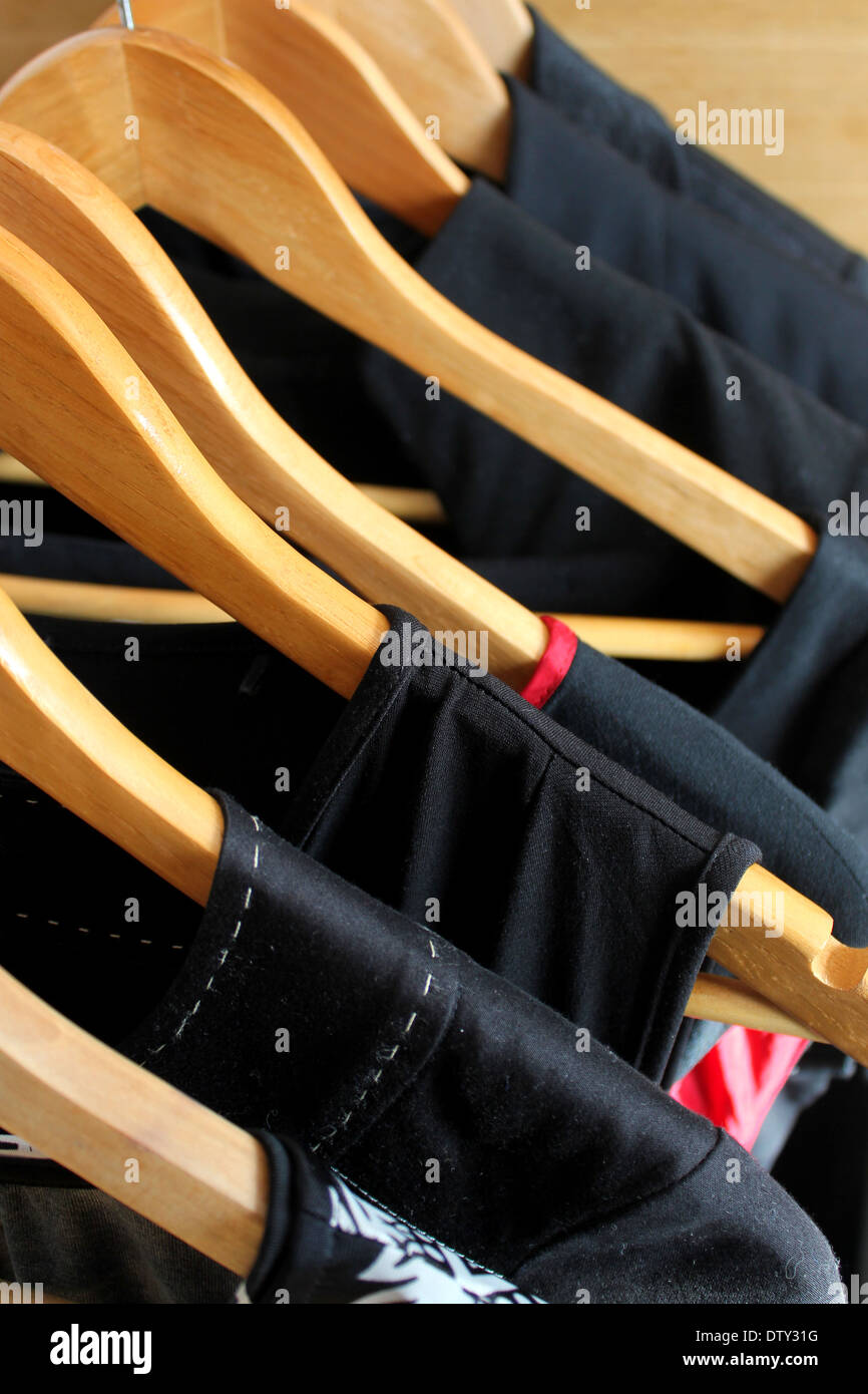 Colección de ropa de mujer, colgado en un rack Foto de stock