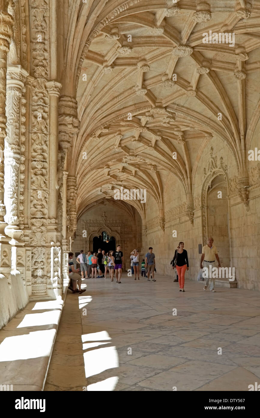 Vista de la bóveda y manuelino tracerías en los claustros de Hieronymites monasterio, un sitio UNESCO, Belém, Lisboa, Portugal. Foto de stock