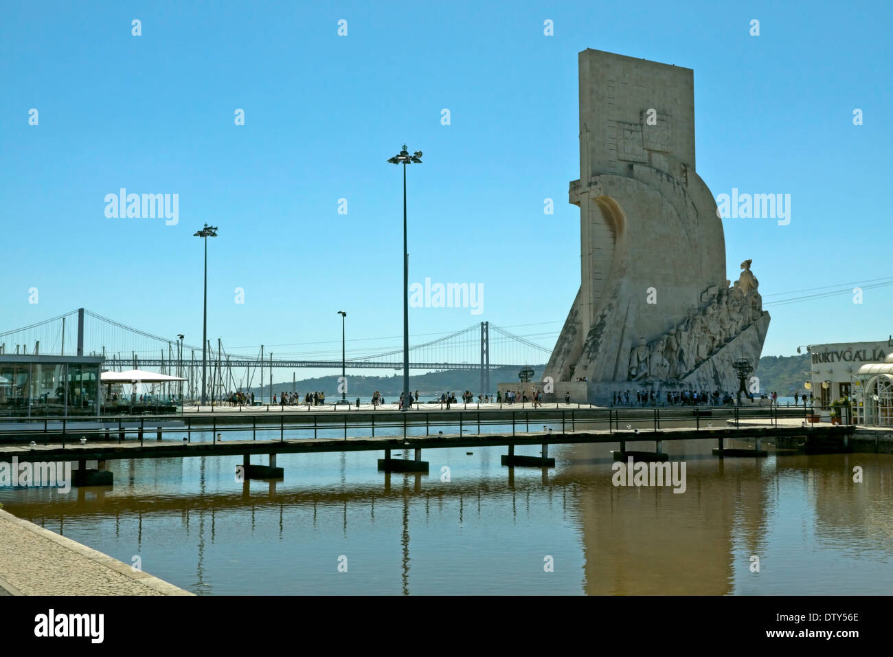 El Padrão dos Descobrimentos, un monumento en honor a la edad de los Descubrimientos Portugueses y el Ponte de puente 25 de abril, en Lisboa. Foto de stock