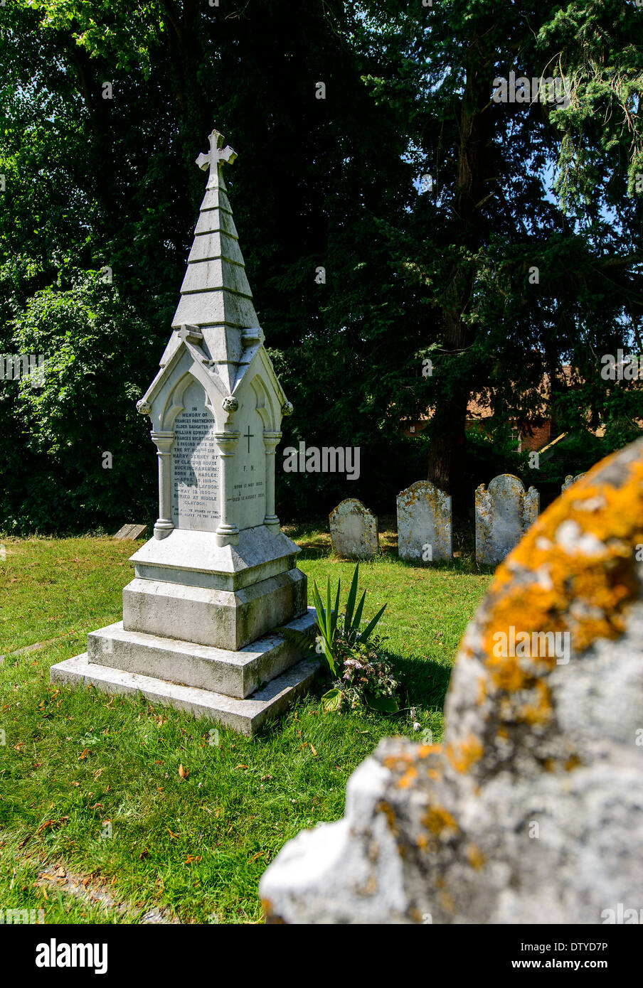 La tumba de Florence Nightingale y la parcela de la familia Nightingale, en la iglesia de Santa Margarita, East Wellow, Hampshire, Inglaterra. Foto de stock
