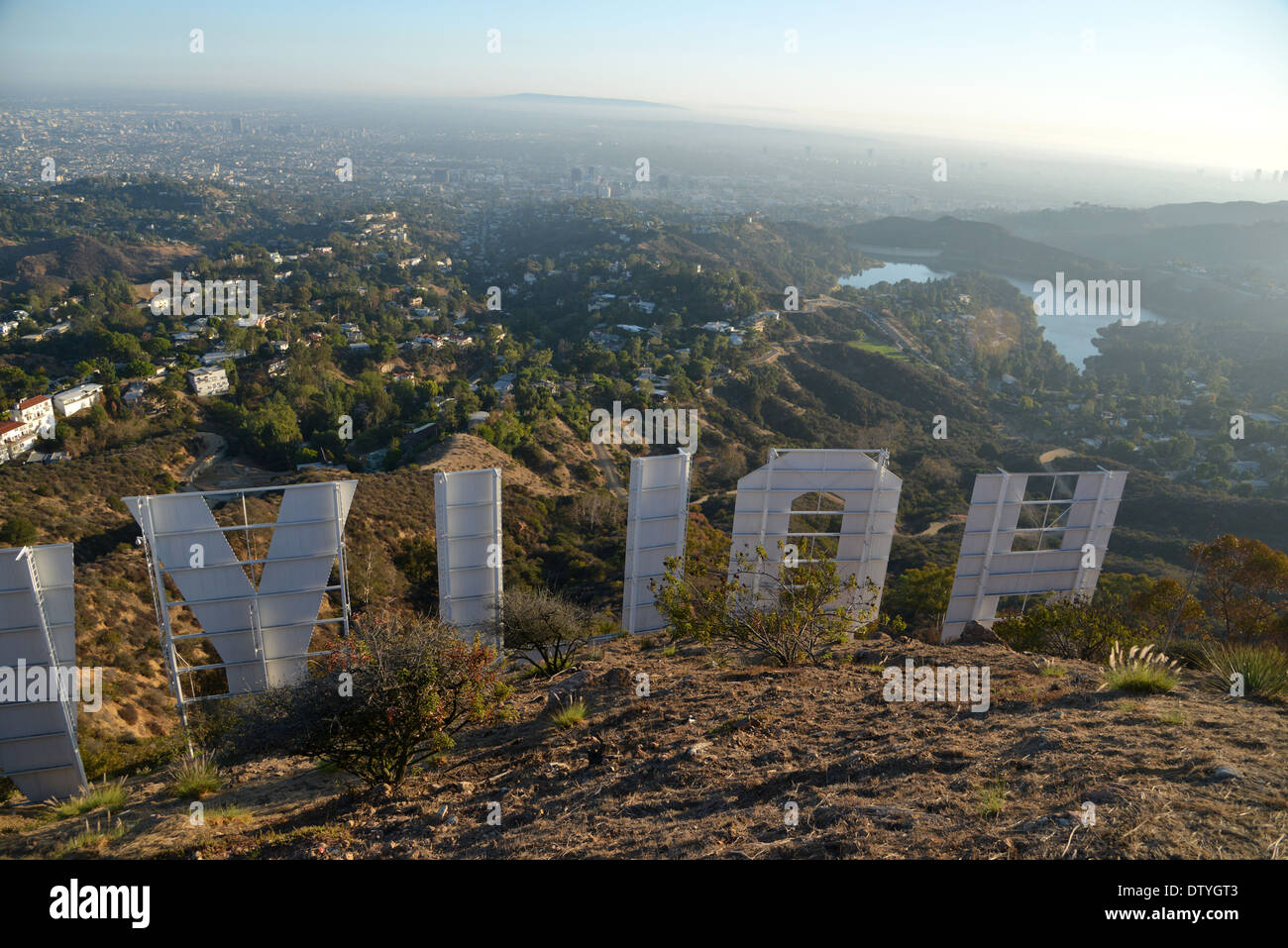 La parte posterior del cartel de Hollywood, en las colinas de Los Angeles, la ciudad se ve abajo Foto de stock
