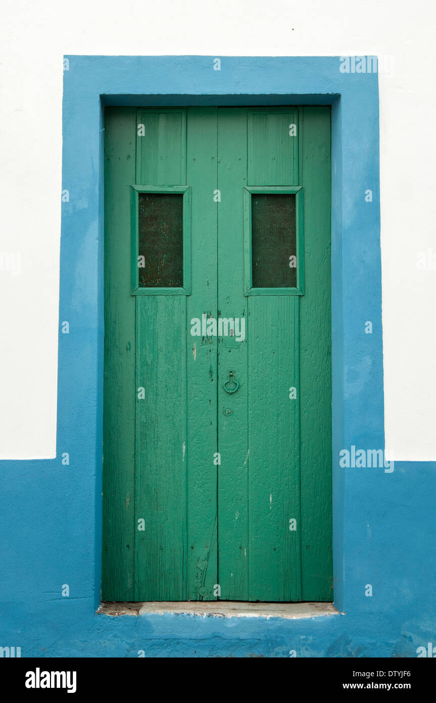 Puertas de madera verde fotografías e imágenes de alta resolución - Alamy