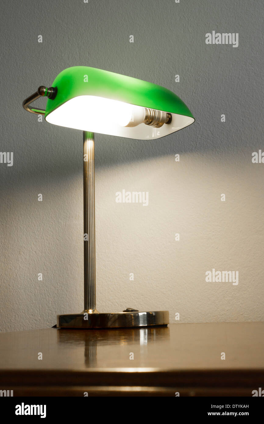 Lámpara de mesa verde en el dormitorio Foto de stock