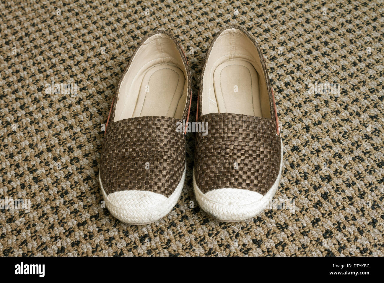 Zapatos de mujer en Alfombra tejida Foto de stock