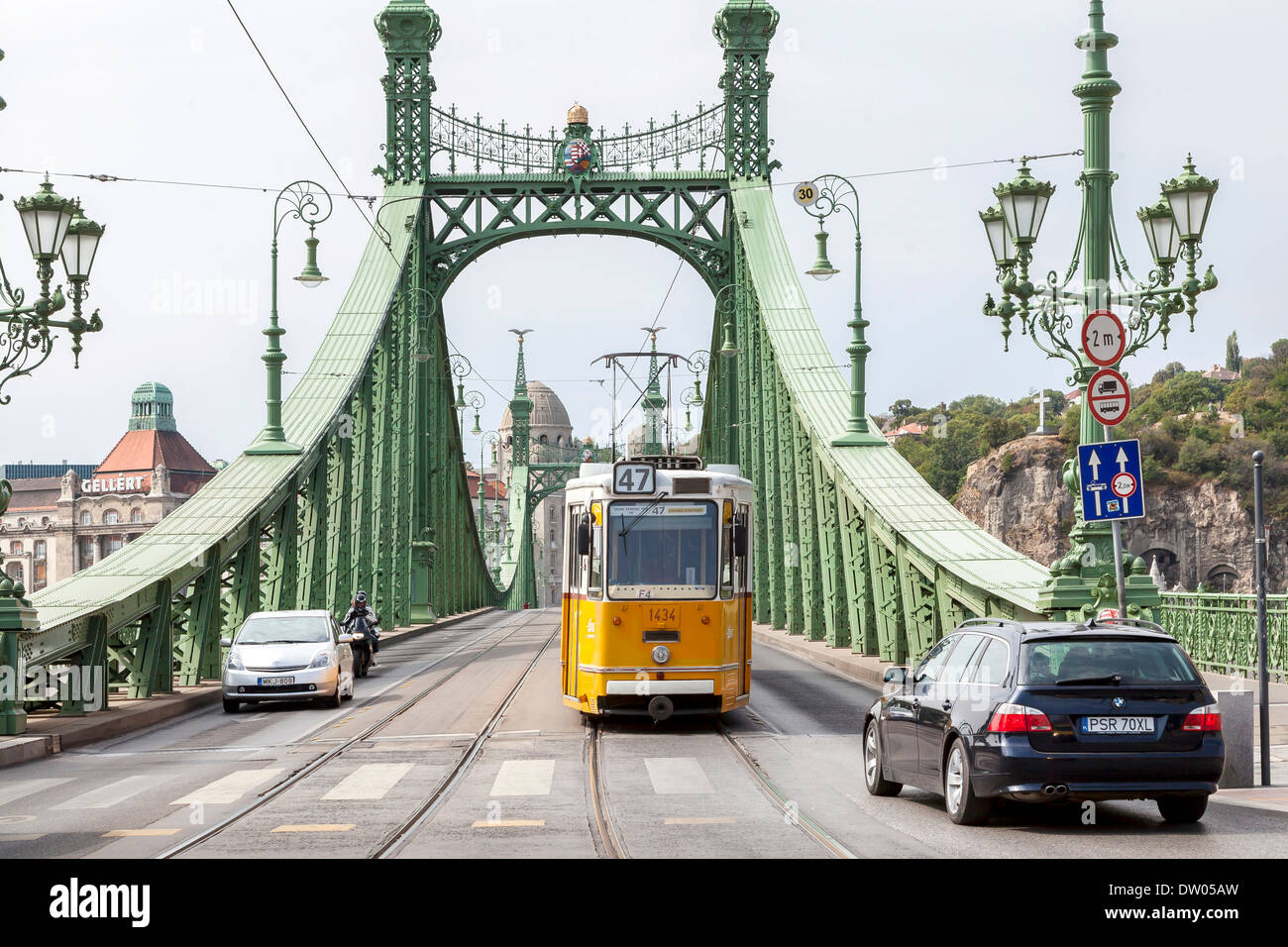 Puente Liberty con el tranvía, Budapest, Hungría Foto de stock