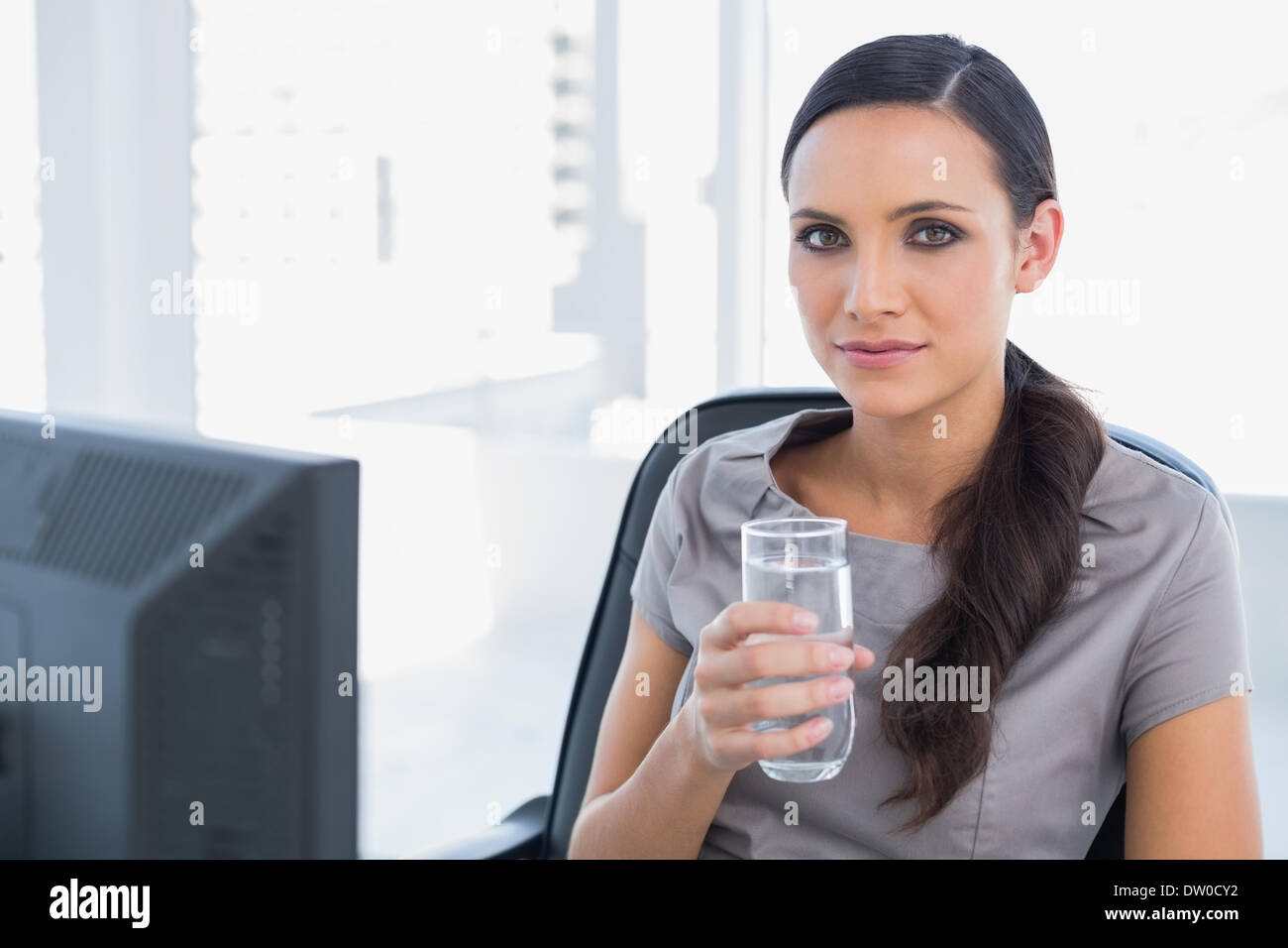 Secretario atractivo la celebración de agua Foto de stock