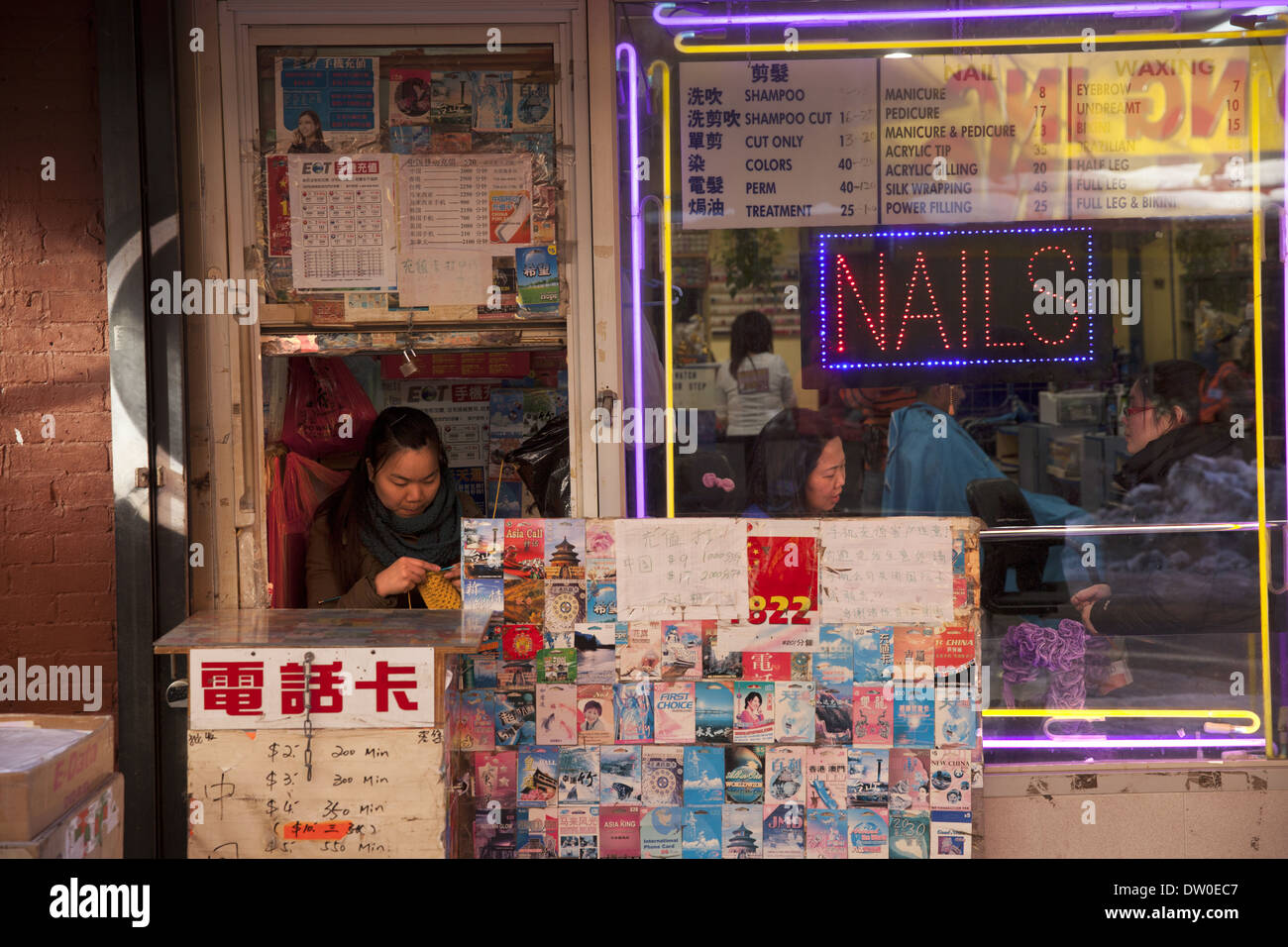 Salón de uñas, Chinatown, la ciudad de Nueva York Fotografía de stock -  Alamy
