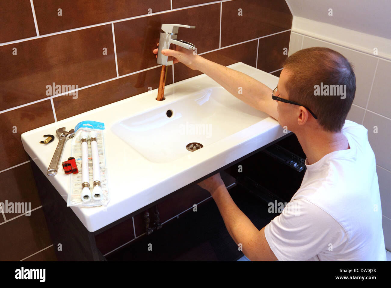 Bricolaje fontanero apenas un toque durante un nuevo baño renovación Foto de stock