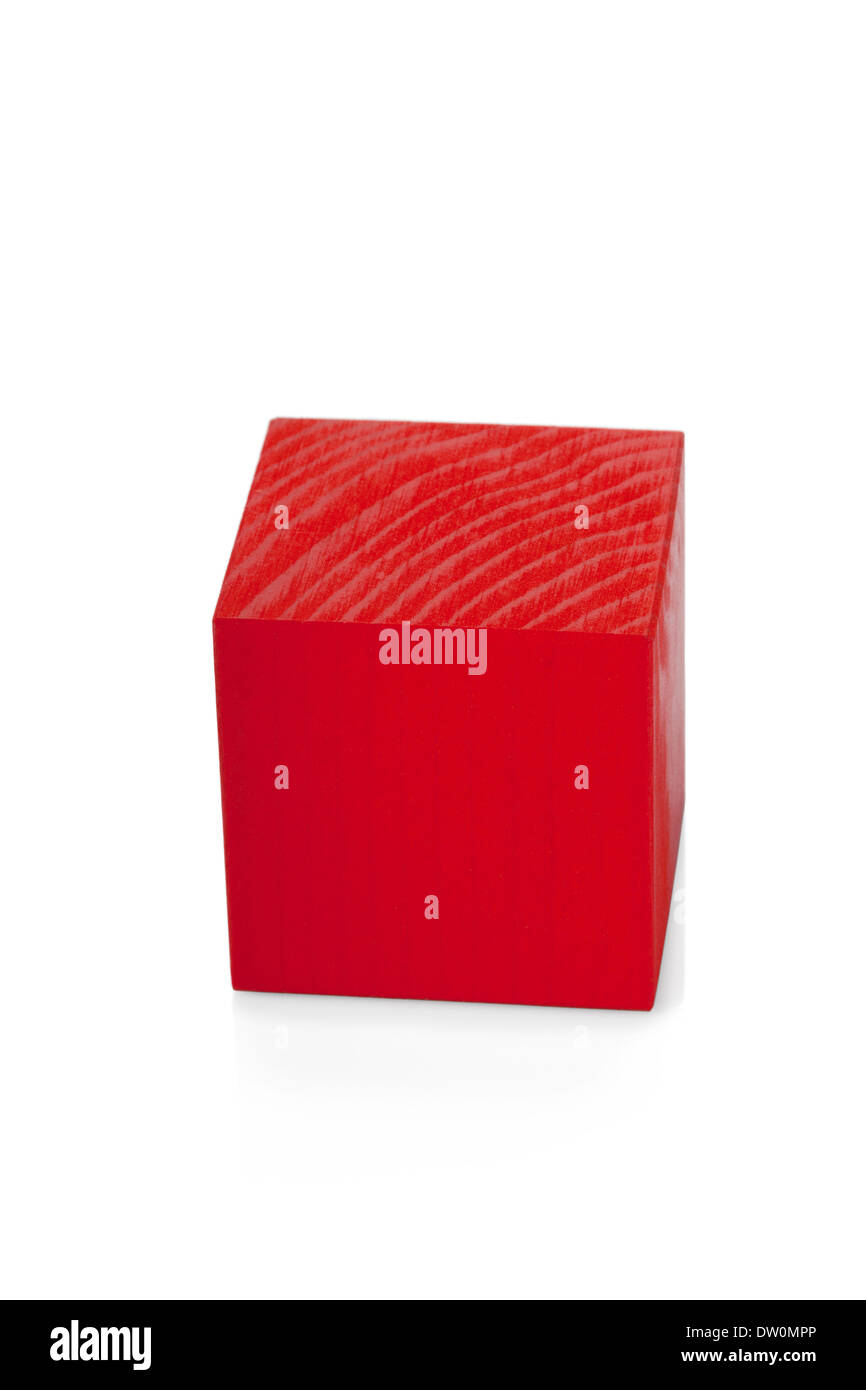 Cubo de madera roja toy aislado sobre fondo blanco. Foto de stock