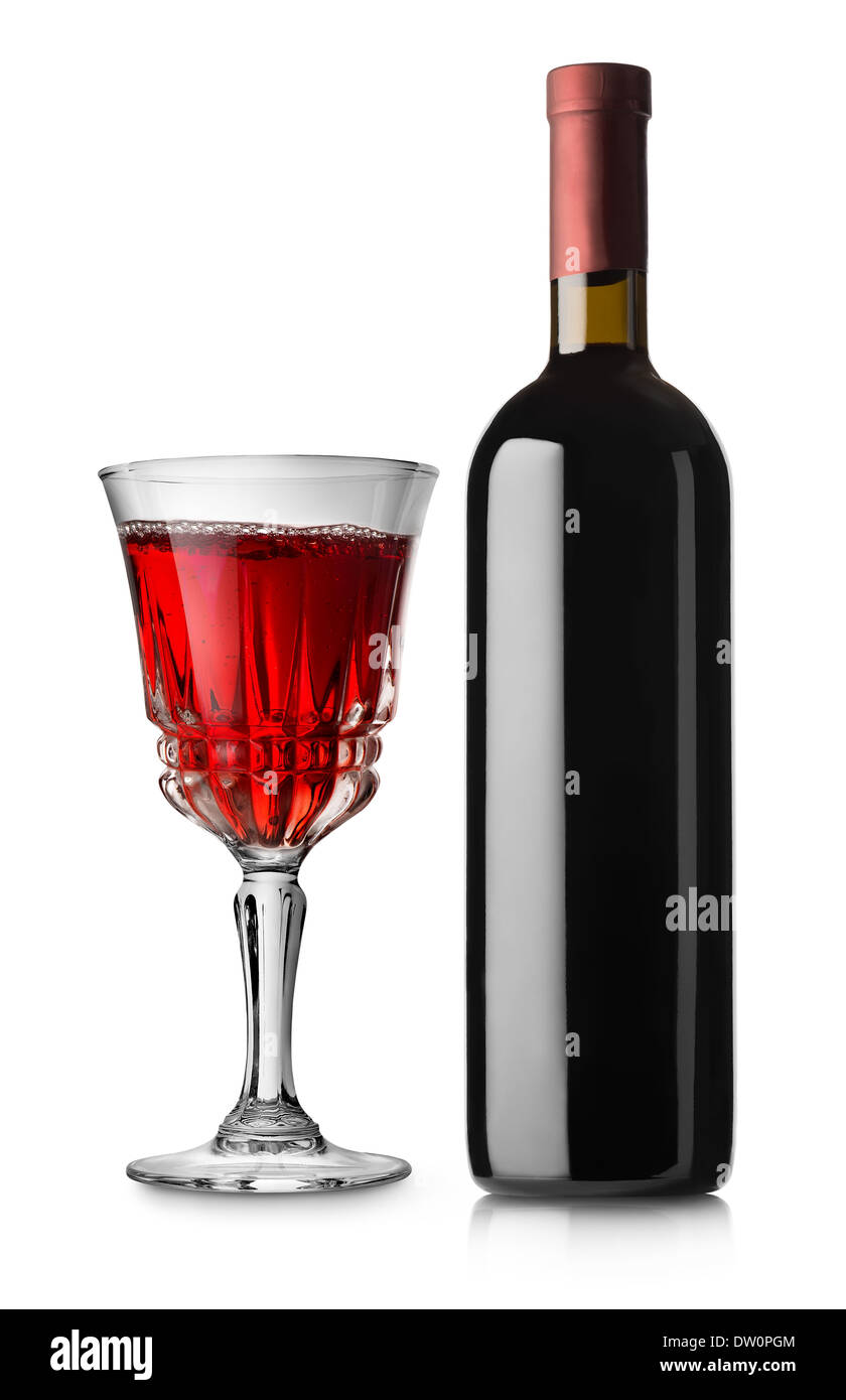 Copa de vino tinto y una botella aislado sobre fondo blanco. Foto de stock