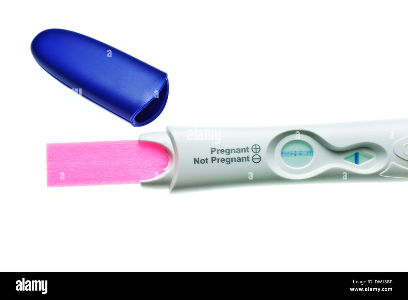Kit de prueba de embarazo en casa mostrando un resultado negativo sobre un fondo blanco. Foto de stock