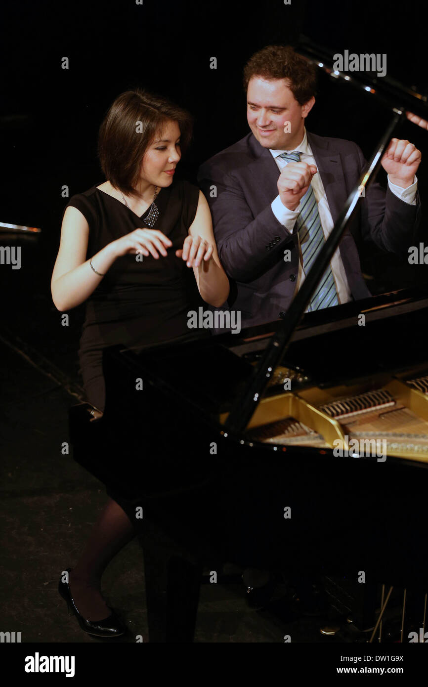 140226) - Frankfurt, 26 de febrero, 2014 (Xinhua) -- El jazz piano a cuatro  manos dúo pianista italiano Paolo Alderighi (R) y pianista estadounidense  Stephanie truco realice en el Teatro Internacional en