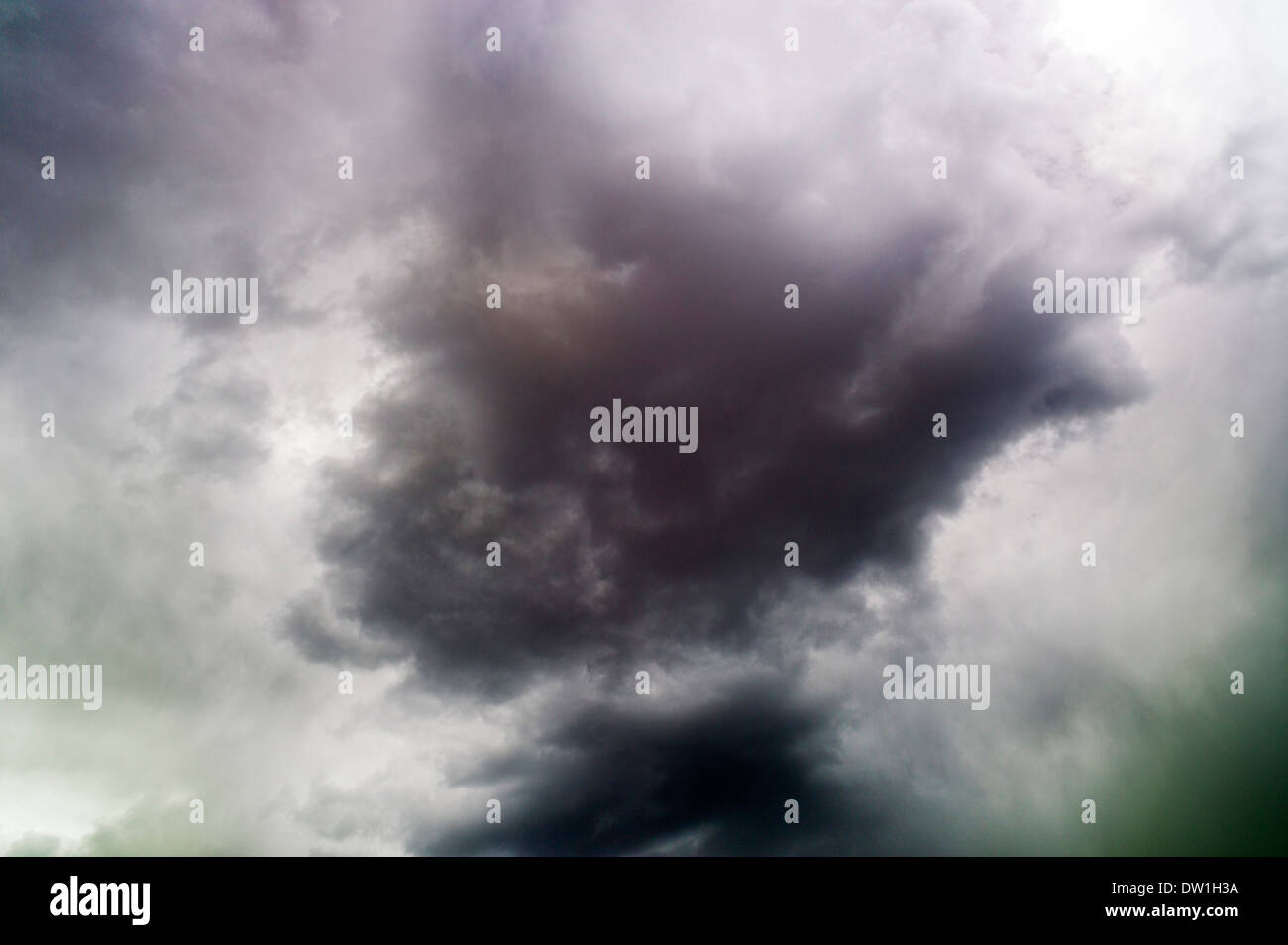 Nubes de tormenta sobre el pequeño pueblo de montaña de Salida, Colorado, EE.UU. Foto de stock