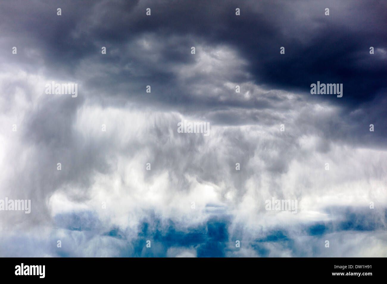 Nubes de tormenta sobre el pequeño pueblo de montaña de Salida, Colorado, EE.UU. Foto de stock