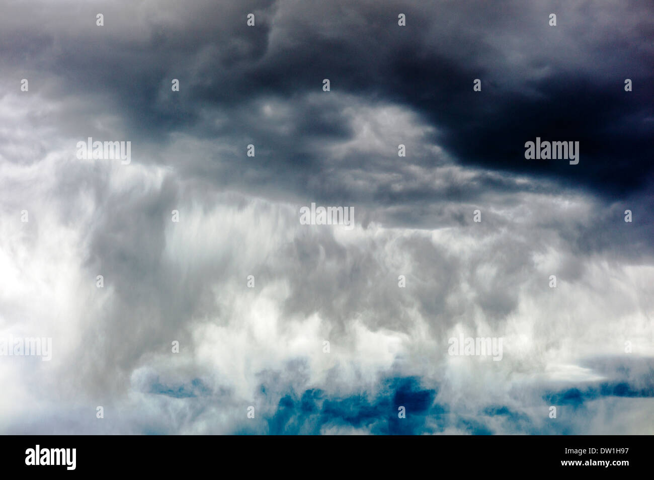 Nubes de tormenta sobre el pequeño pueblo de montaña de Salida, Colorado, EE.UU. Foto de stock