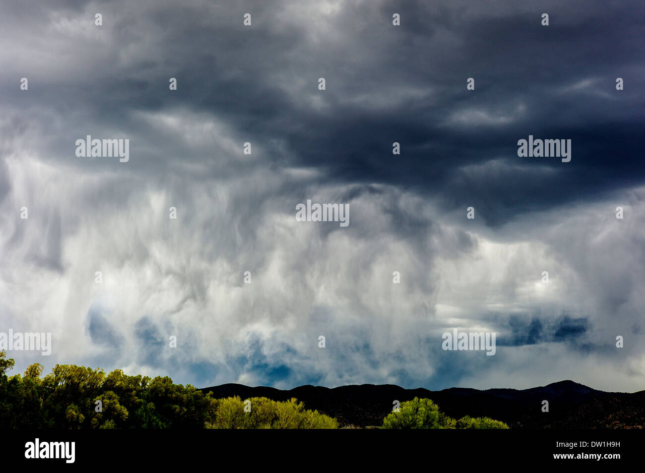 Nubes de tormenta sobre el pequeño pueblo de montaña de Salida, Colorado, EE.UU. Foto de stock