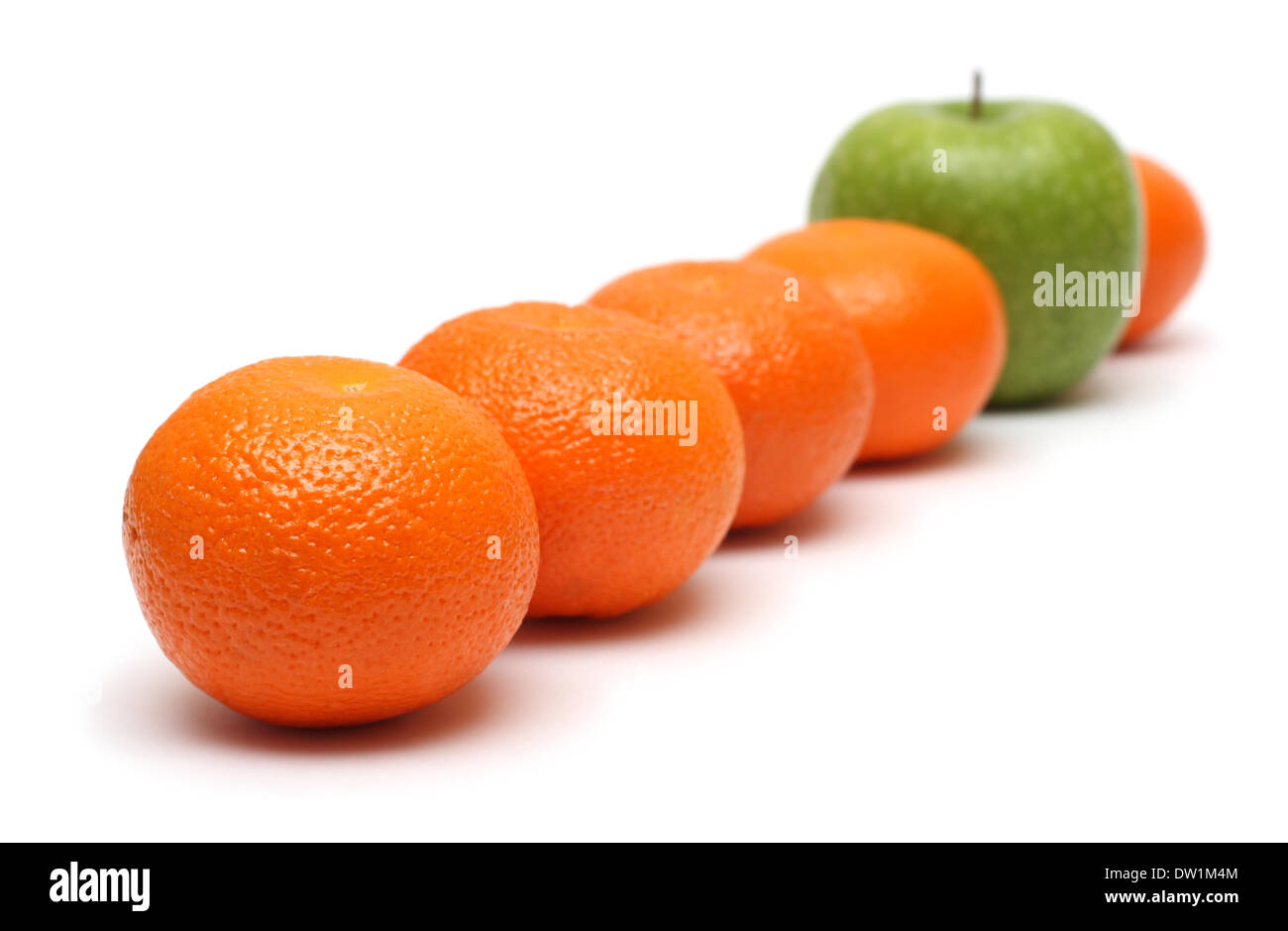Conceptos diferentes con las mandarinas y Apple Foto de stock