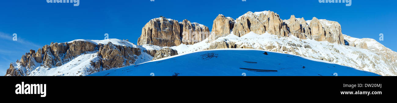 Hermoso panorama de montaña de invierno Foto de stock