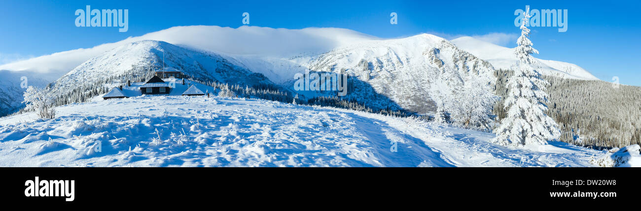 Mañana montaña invernal panorama. Foto de stock