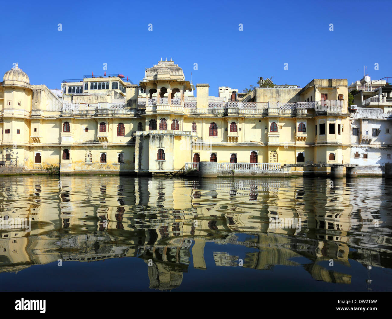 Lago y palacios de Udaipur India Foto de stock
