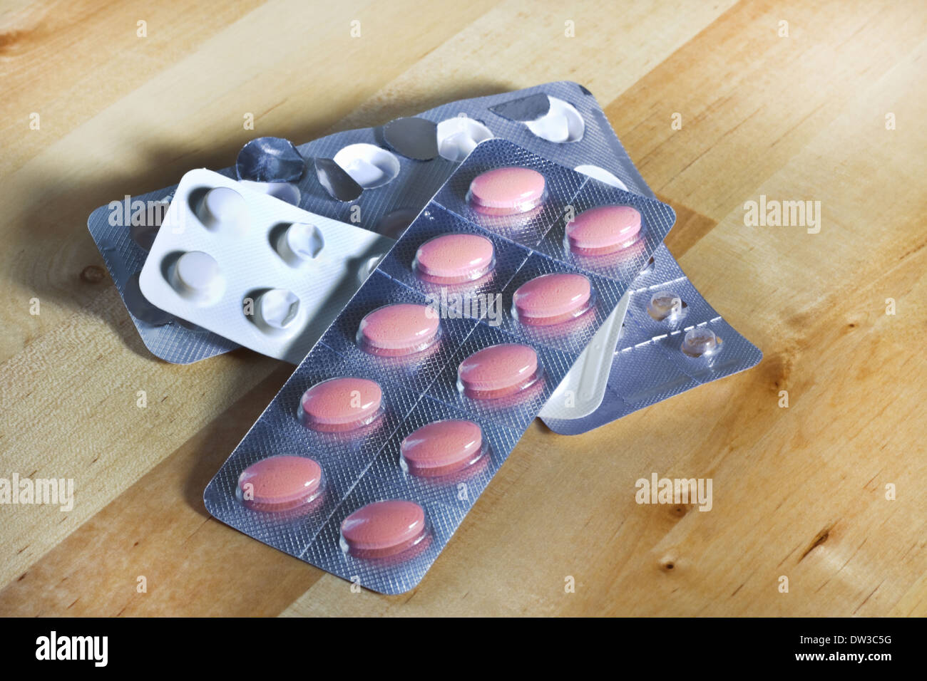 Píldoras en ampollas como medicamento en la mesa - servicio médico - prescripción médica Foto de stock