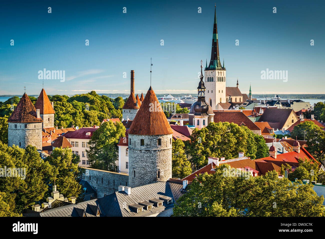 Ciudad vieja de Tallin, Estonia, vista desde la colina de Toompea. Foto de stock
