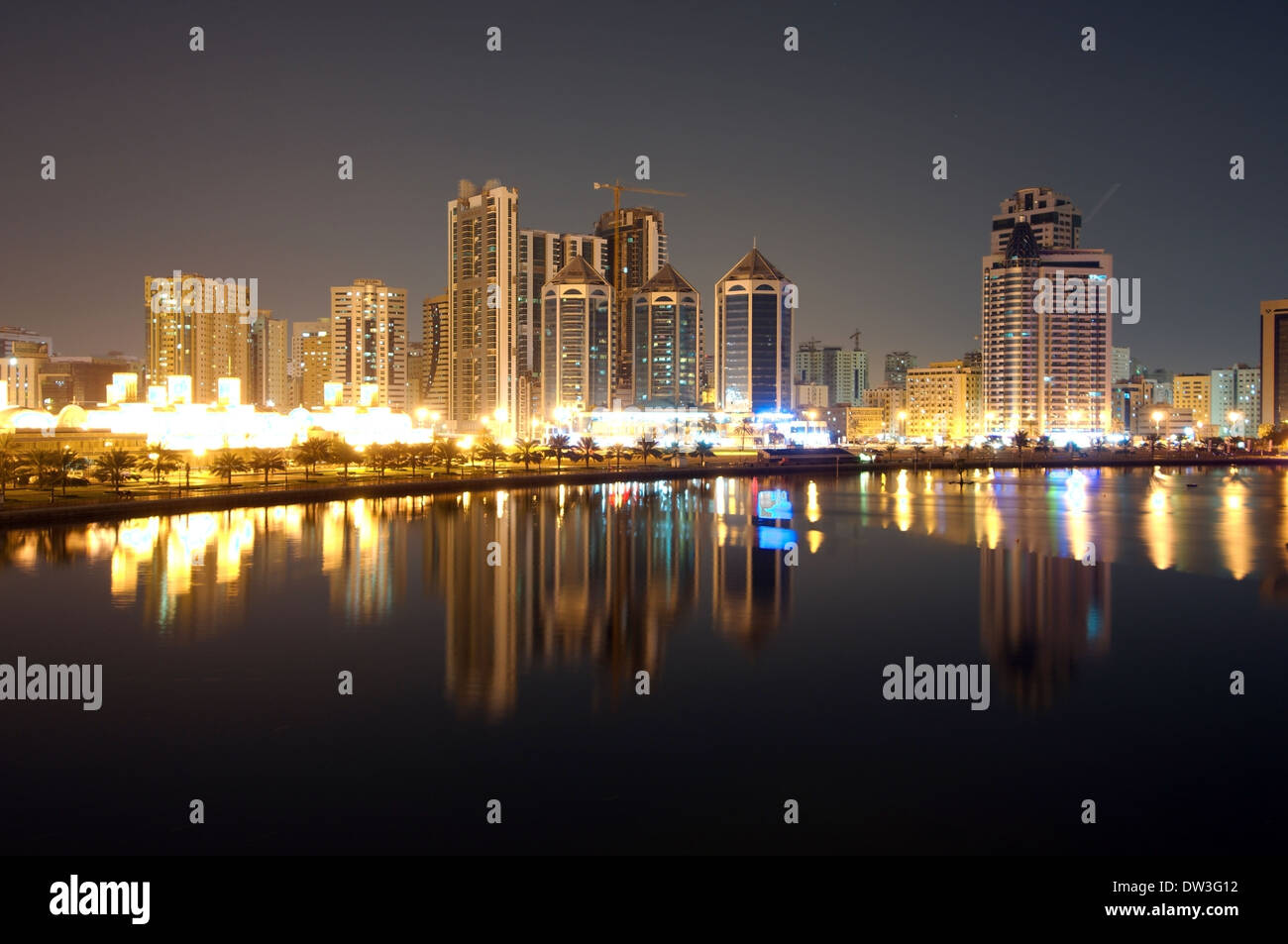 La noche de la ciudad de Sharjah, Emirato de Sharjah (Emiratos Árabes Unidos), Foto de stock