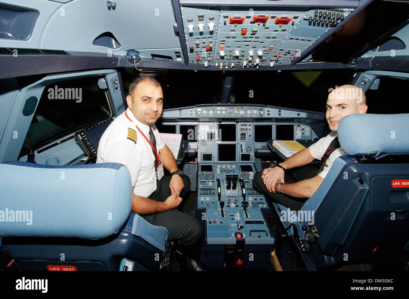 Los pilotos de aeronaves Airbus A-320 en el cockpit, el aeropuerto de Sharjah, Emirato de Sharjah (Emiratos Árabes Unidos), Foto de stock